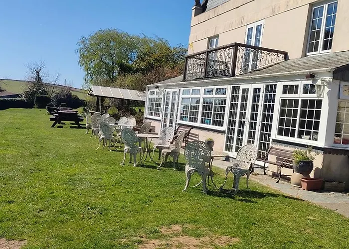 Two Bedroom Lodge & Hotel Rooms In The Country - Restaurant Bar Onsite