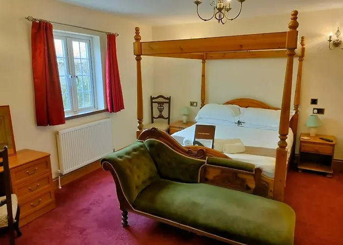 Two Bedroom Lodge & Hotel Rooms In The Country - Restaurant Bar Onsite